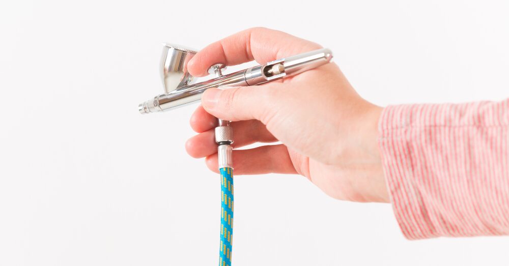 エアーコンプレッサーに接続する塗装用のエアブラシ