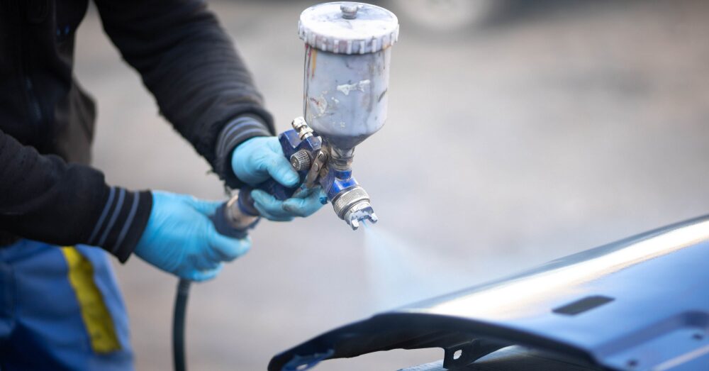 エアーコンプレッサーに接続して板金塗装しているエアーダスター