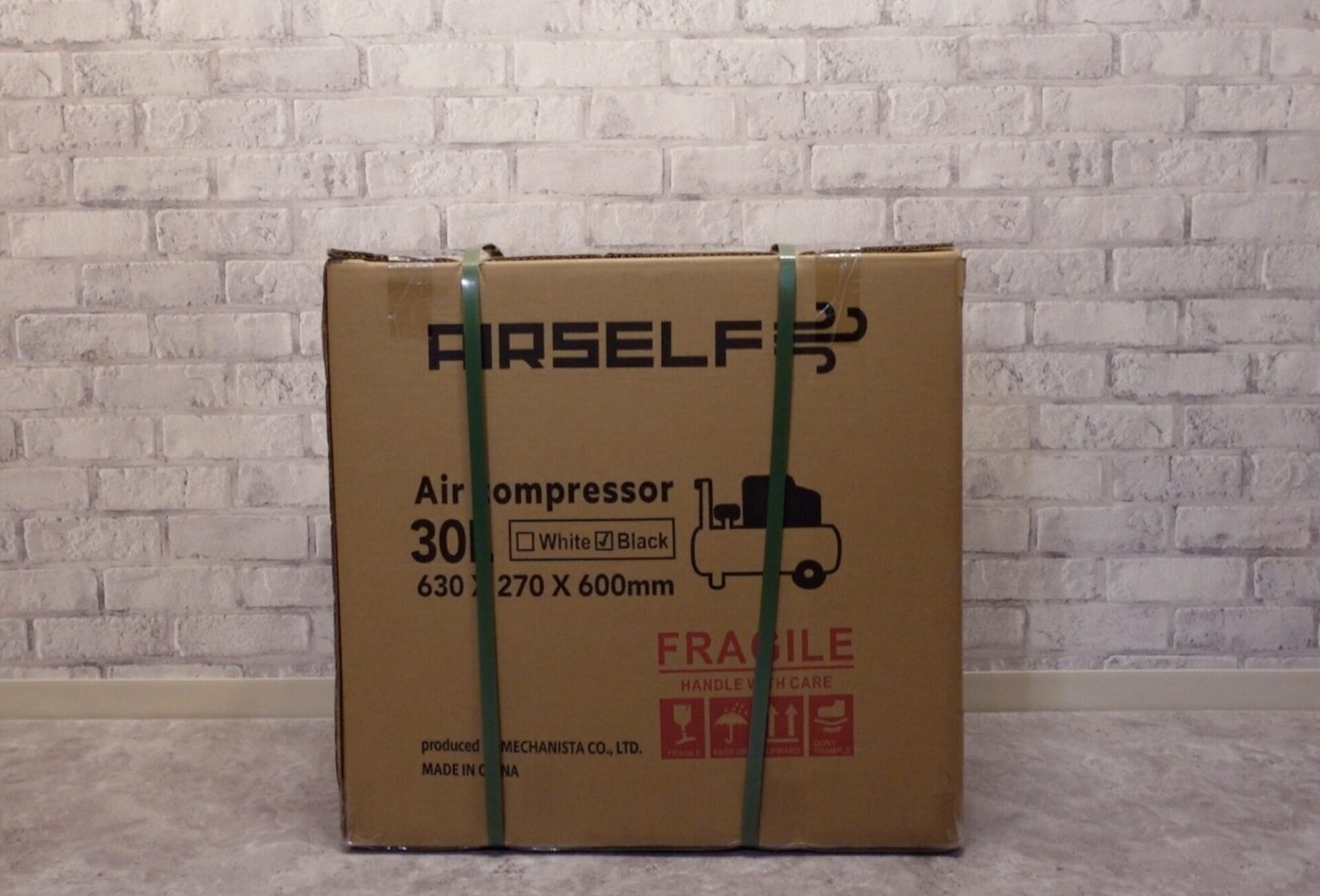 エアーコンプレッサーの安全な開封方法【写真付で解説】