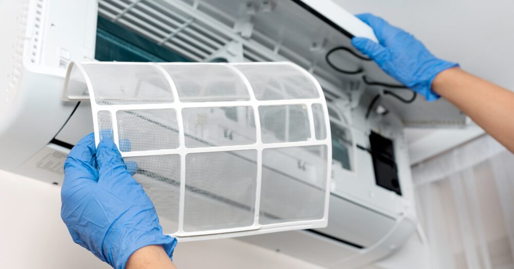 エアコンのフィルター掃除後の綺麗なフィルター