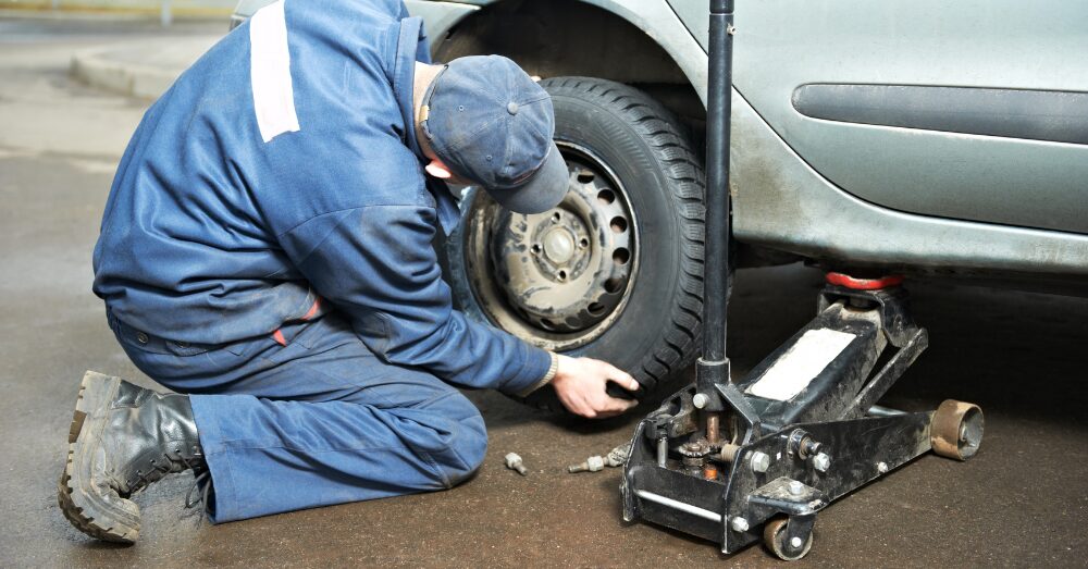 車整備をしている様子